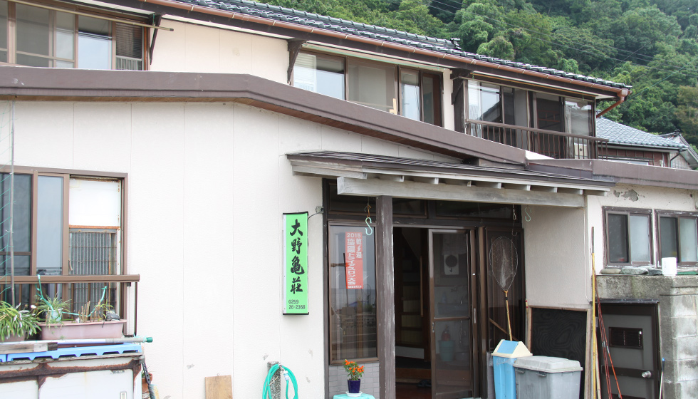 大野亀荘 — 佐渡市・願 · 大野亀岬の集落、4室の漁師経営の民宿