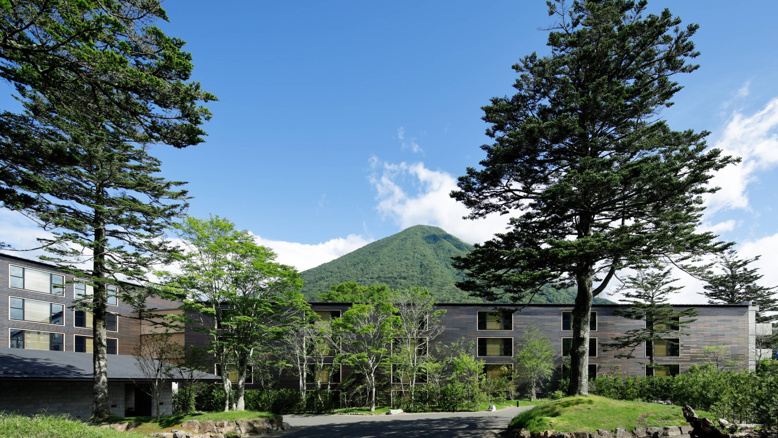 ザ・リッツ・カールトン日光 — 栃木奥日光・中禅寺湖畔 · 男体山を望む湖畔のマウンテンリゾート外観