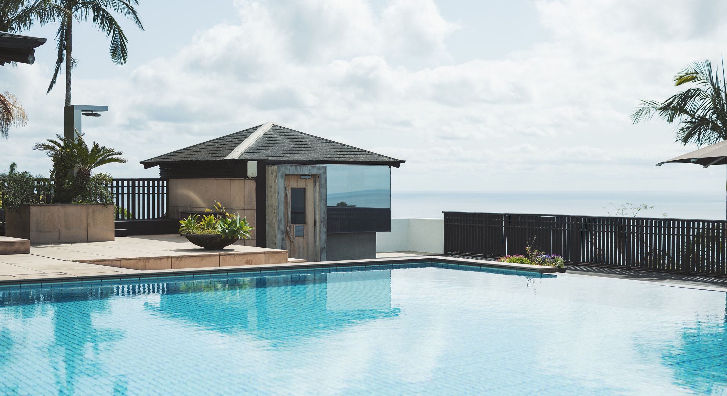 sankara hotel & spa 屋久島 — 鹿児島・屋久島 · インフィニティプール脇に建つ鏡面のサウナ「アグニ」と水平線