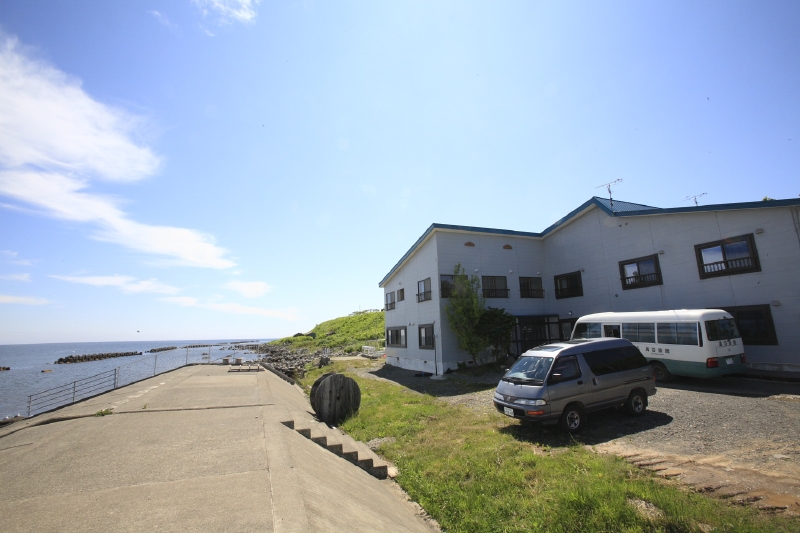 萬谷旅館 — 天売島 · 波打ち際に建ち日本海を間近に望む通年営業の宿