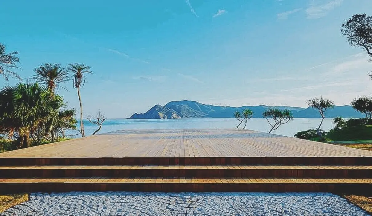 THE SCENE amami spa & resort — 瀬戸内町ヤドリ浜 · ヤドリ浜の入江を望む小規模ウェルネスリゾート