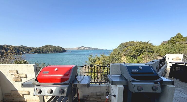 鳥羽の答志島と菅島、伊勢湾口の小島に開いた海に正対する一棟貸し5軒