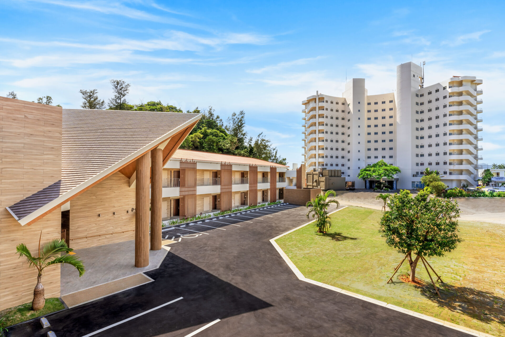 TWIN-LINE HOTEL YANBARU OKINAWA — 名護市幸喜 · 海と森のふたつの景色を抱えるライフスタイルリゾート