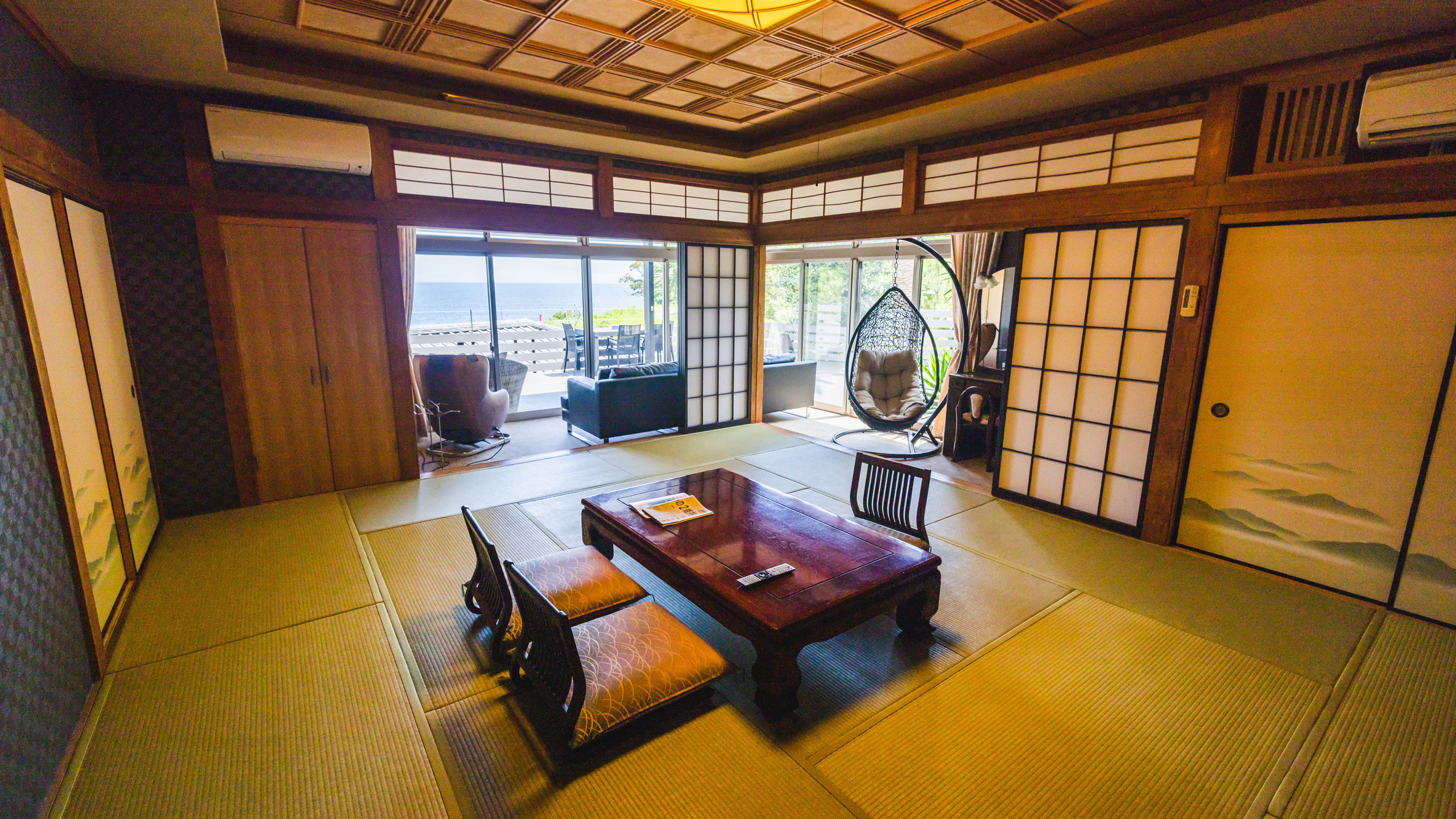 磯香の湯宿 鵜原館 — 勝浦市鵜原 · 鵜原理想郷の入口に建つ温泉旅館の客室と海