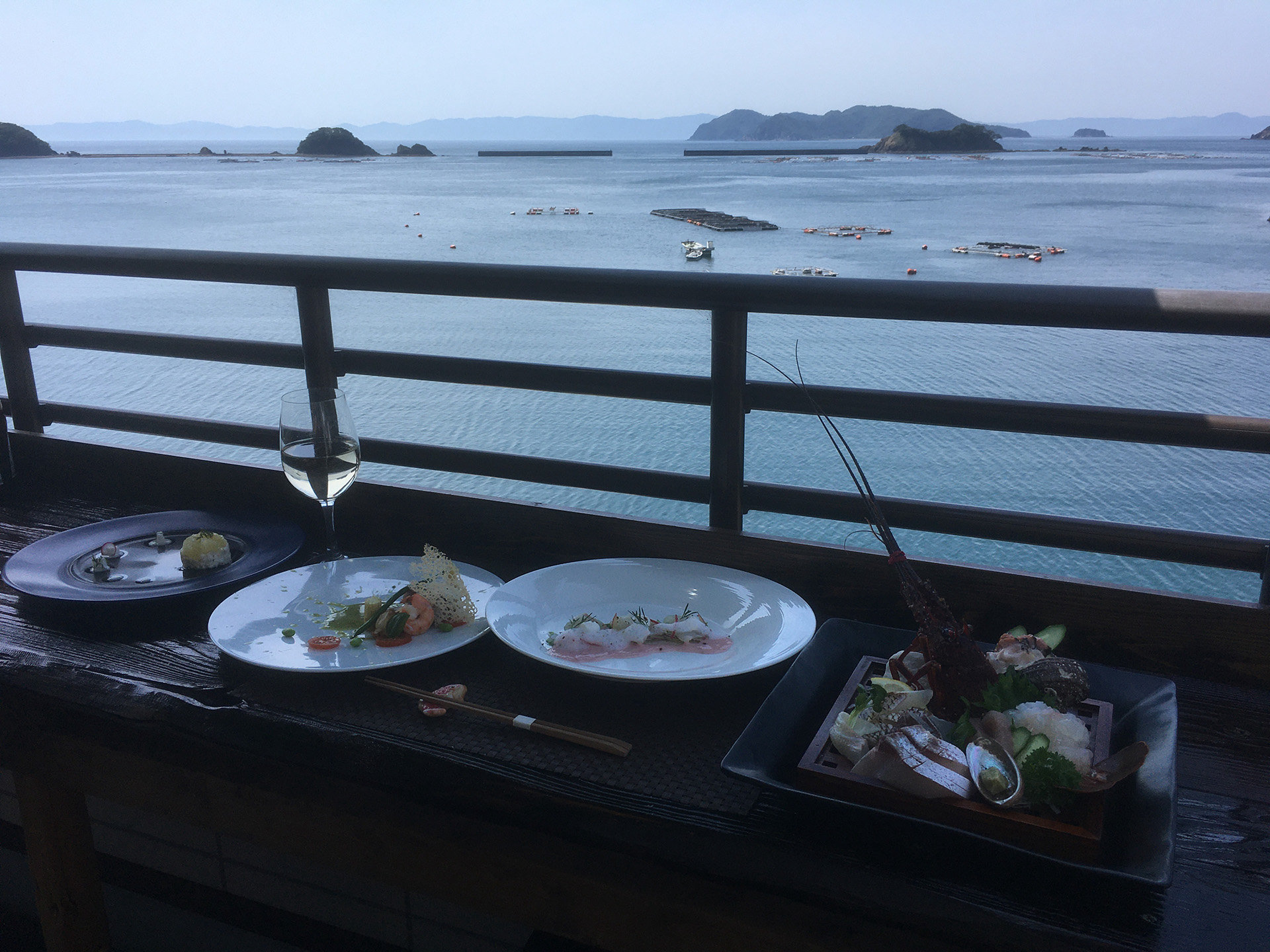 Seaside うわかい — 西予市三瓶 · 養殖筏の浮かぶ入江に張り出すテラス