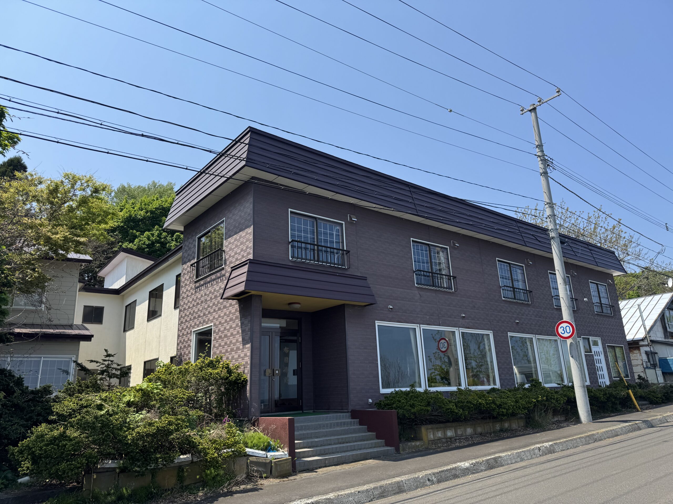 布目旅館 — 焼尻島 · 焼尻港を見下ろす高台に建つ海風の宿