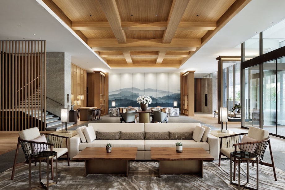 JW Marriott Hotel Nara — 三条大路の外観、若草山方面を望む
