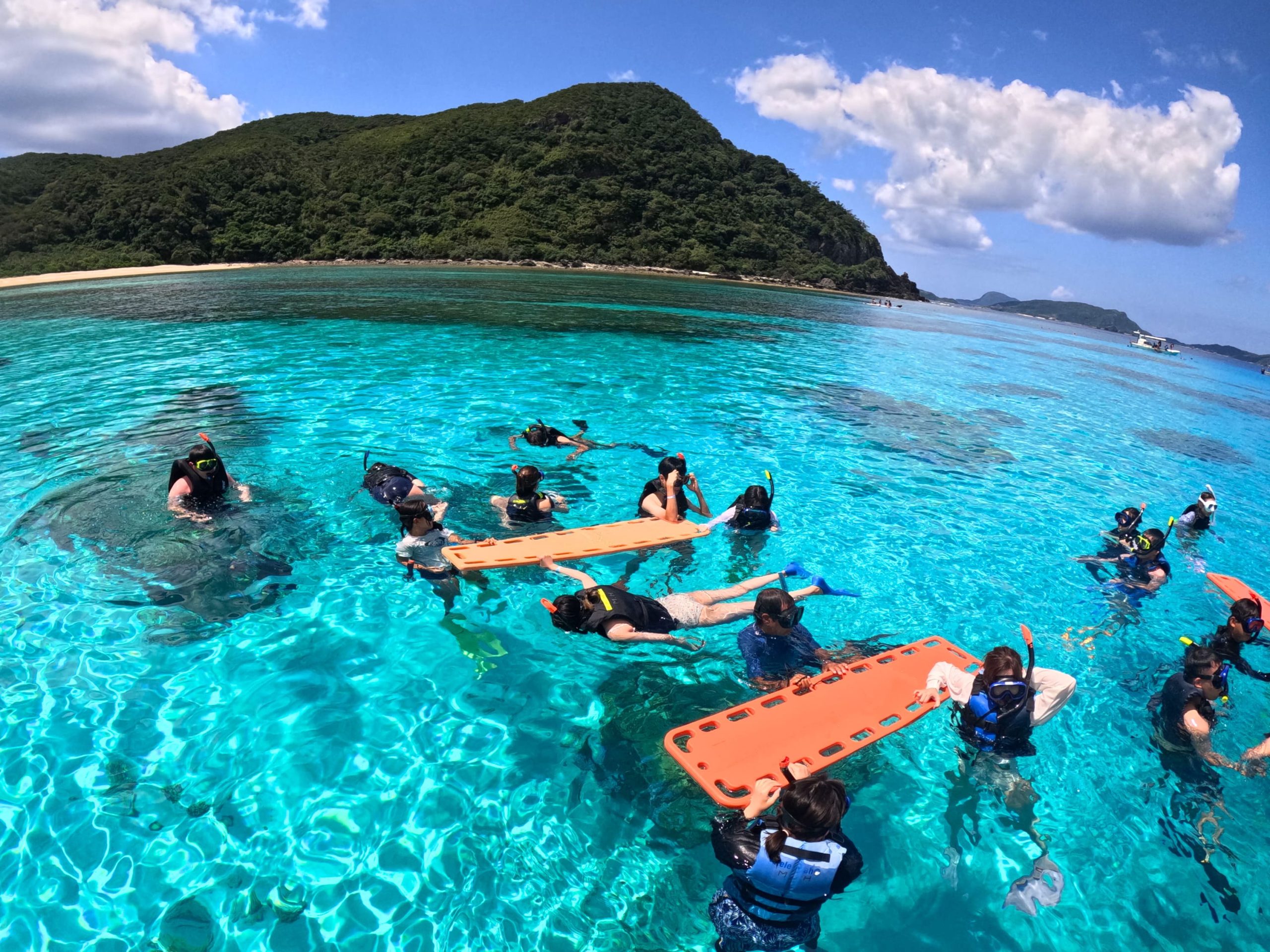 マリンハウス阿波連 — 渡嘉敷島・阿波連 · 阿波連ビーチを目の前に望むケラマブルーの海