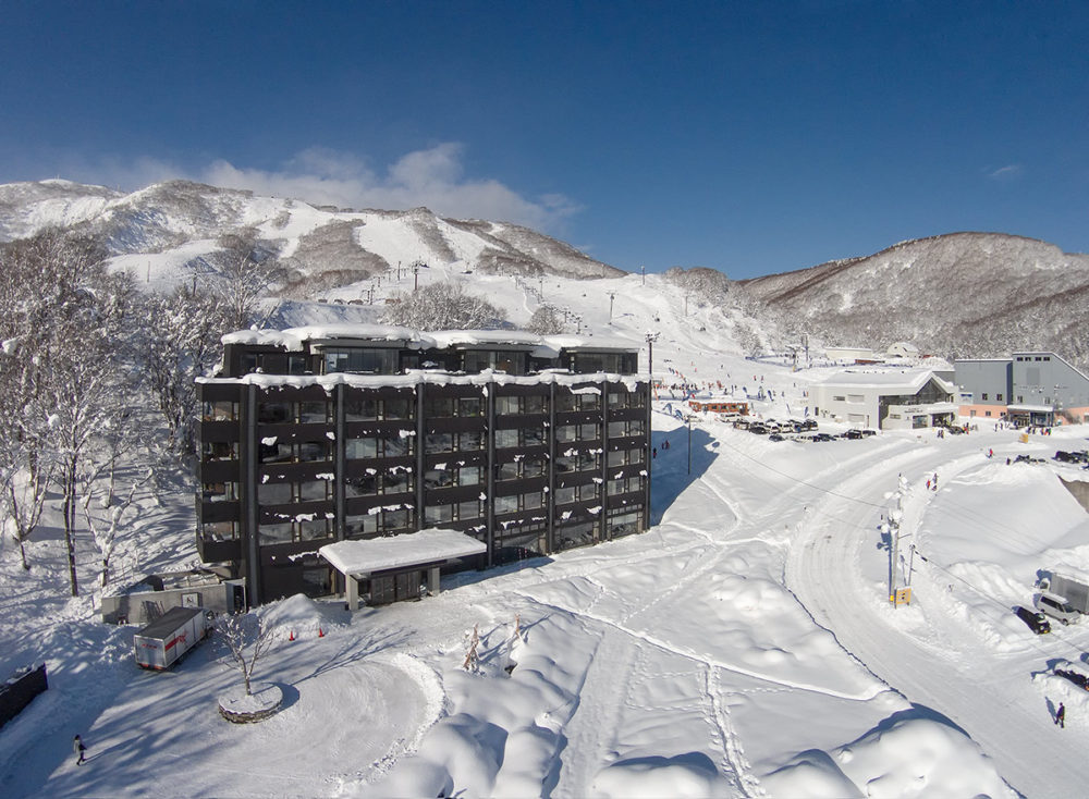 木ニセコ — 倶知安町ヒラフ · アンヌプリ山麓に建つ温泉付き中規模ホテルの外観(ドローン俯瞰)