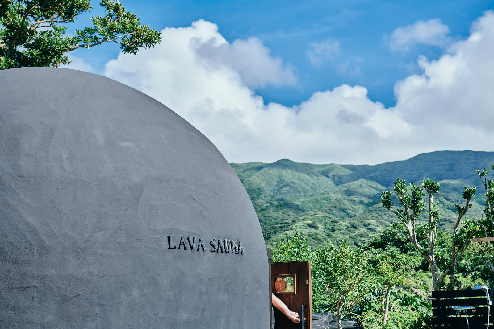 LAVA SAUNA & VILLA — 東京都八丈町三根 · 2023年6月開業、八丈島玄武岩を組み込んだ4棟独立ヴィラとドームサウナ