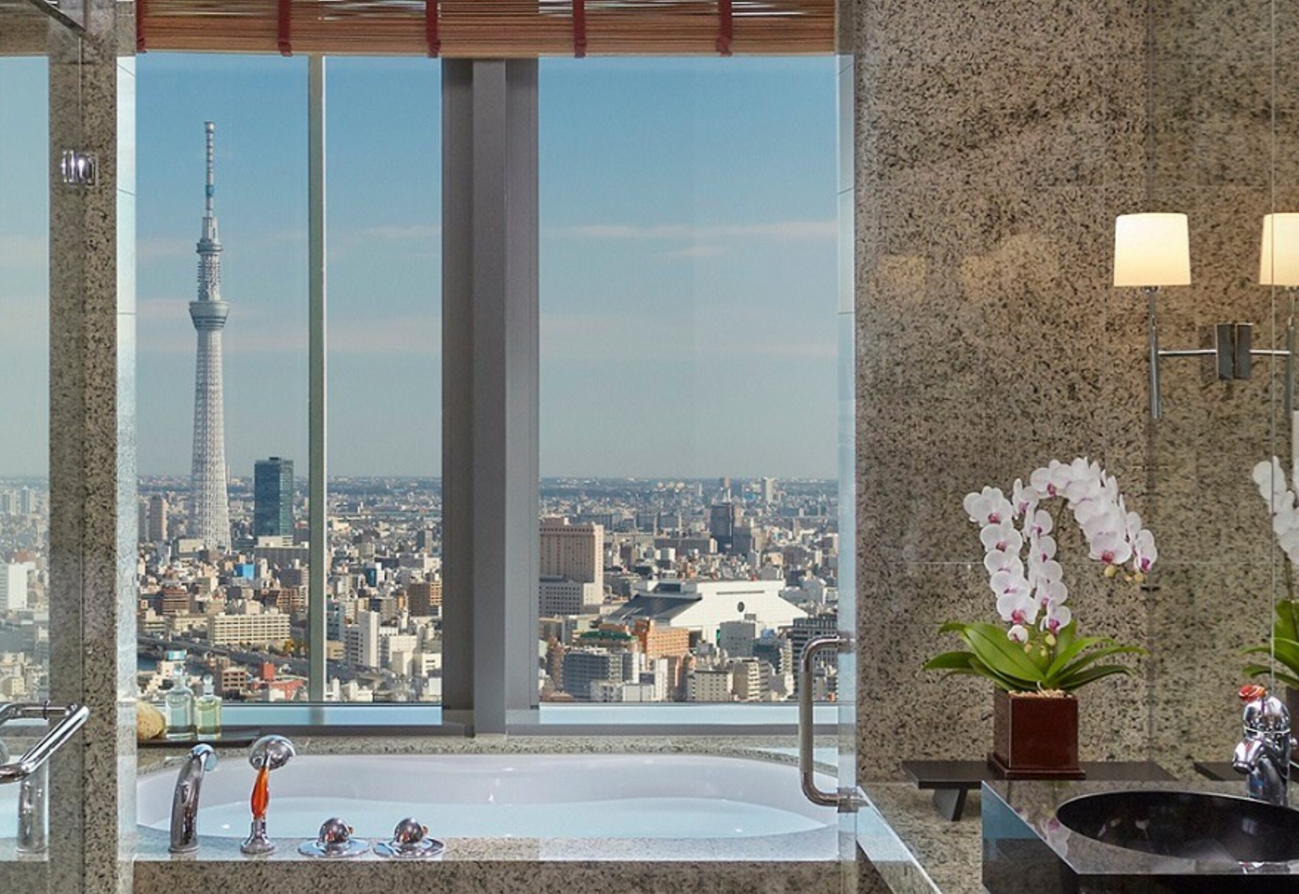 マンダリン オリエンタル 東京 — Mandarin Corner Suite のバスルームから望む東京スカイツリーと都心