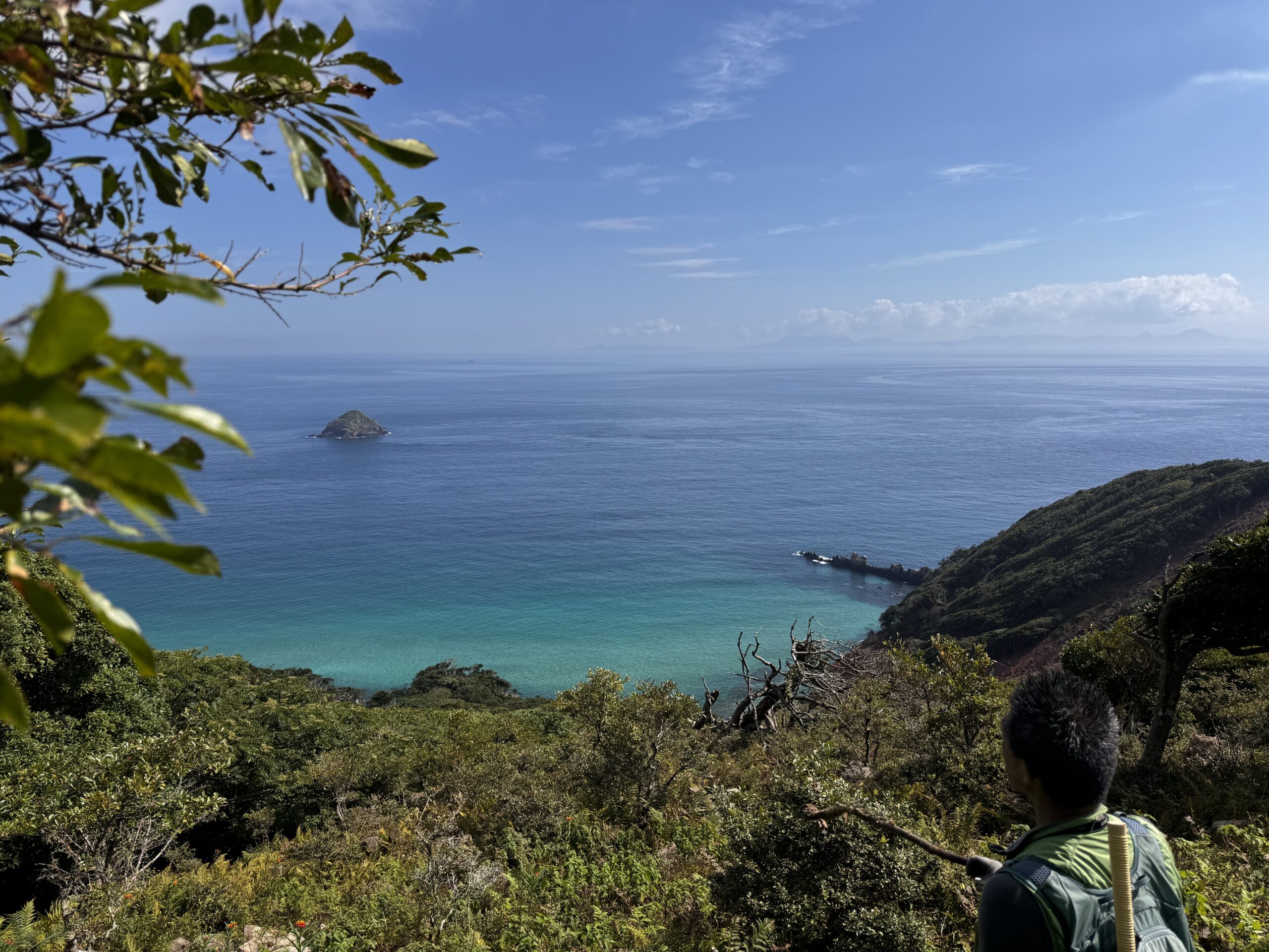 野崎島自然学塾村 — 長崎県小値賀町・野崎島 · 廃校を再生した無人島の宿、旧野首教会が見える
