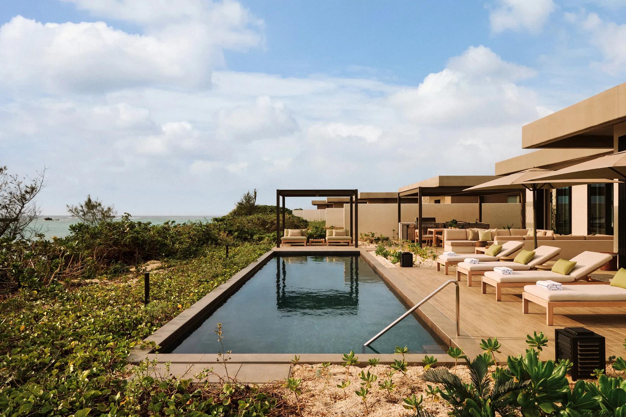 Rosewood Miyakojima — KUURA House のプライベートプール、夕景を受けるサンセット側