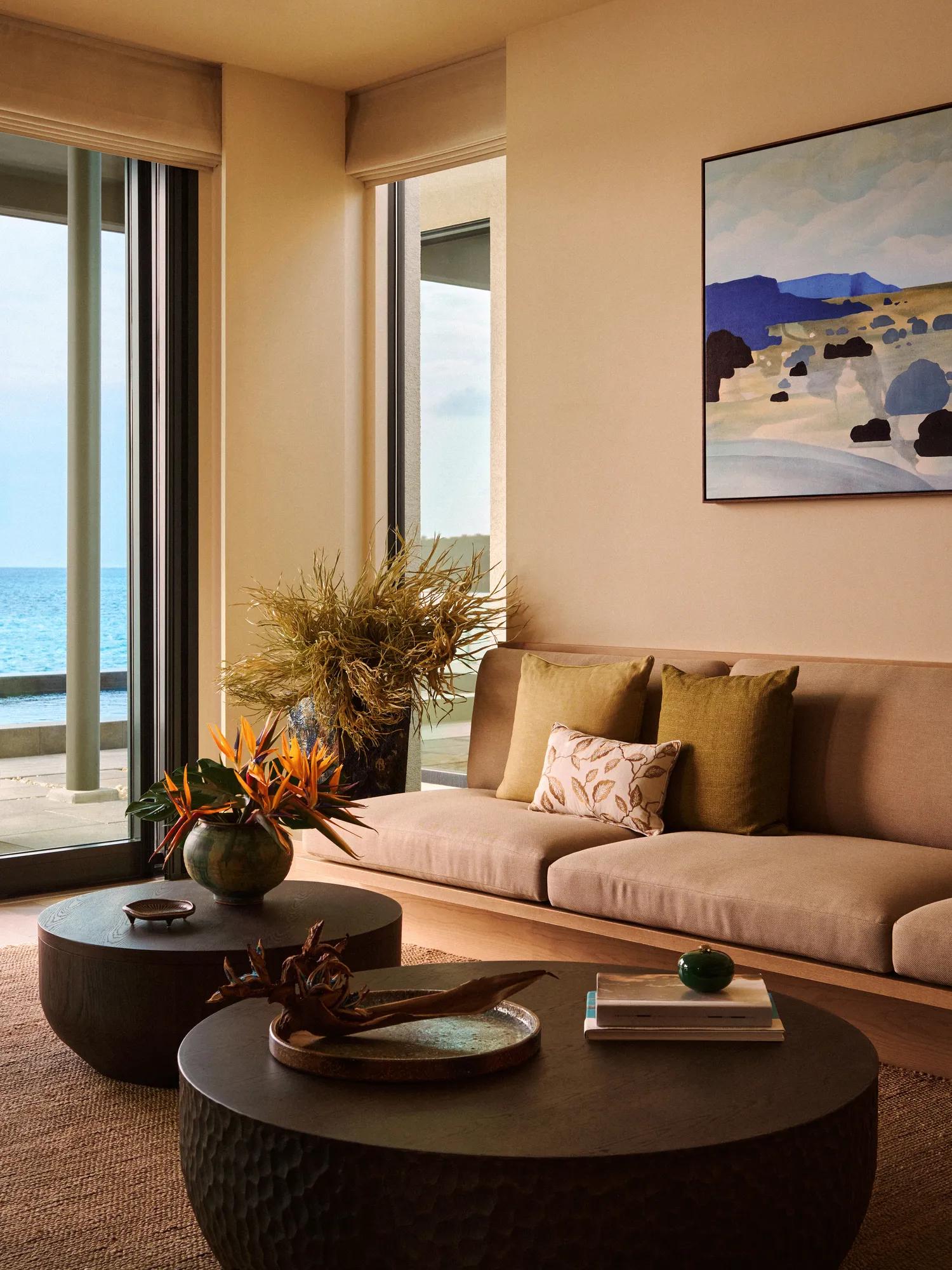 Rosewood Miyakojima — 半島先端の KAMII House、海に向かって開く居室と素材の重なり