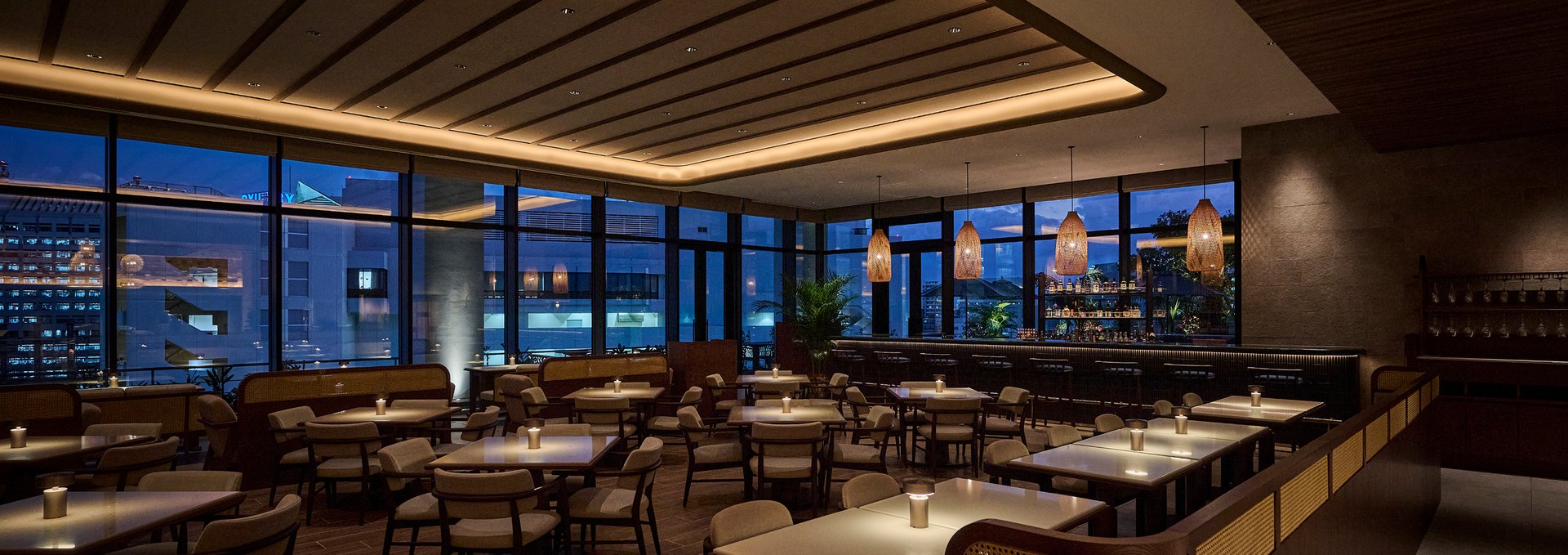 THE 7th TERRACE RYUKYU — オールデイダイニング、ガジュマルのテラスに面した食事空間
