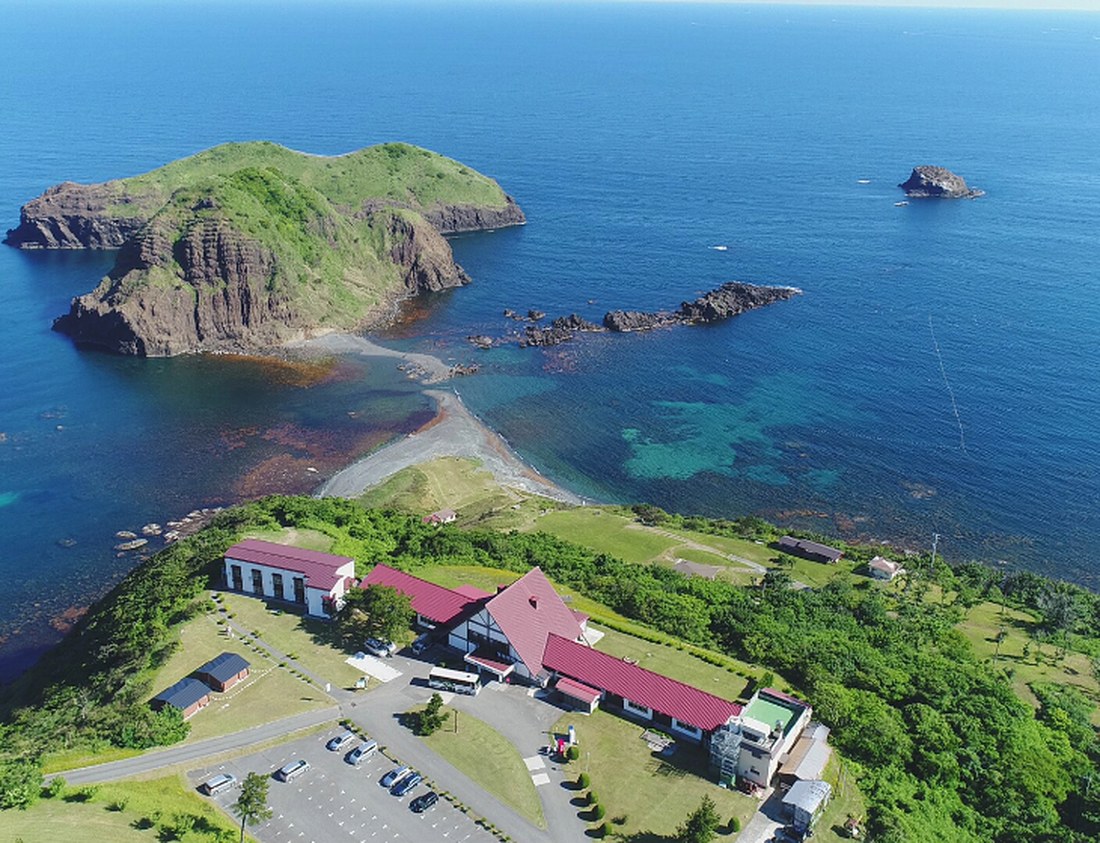 SADO二ツ亀ビューホテル — 佐渡市鷲崎 · 名勝・二ツ亀を望む島最北端の海辺の宿