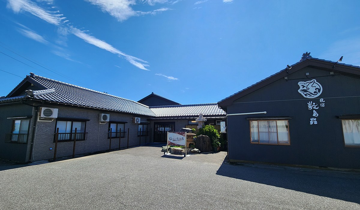 敷島荘 — 佐渡市稲鯨・西海岸の漁村に建つ家族経営の民宿