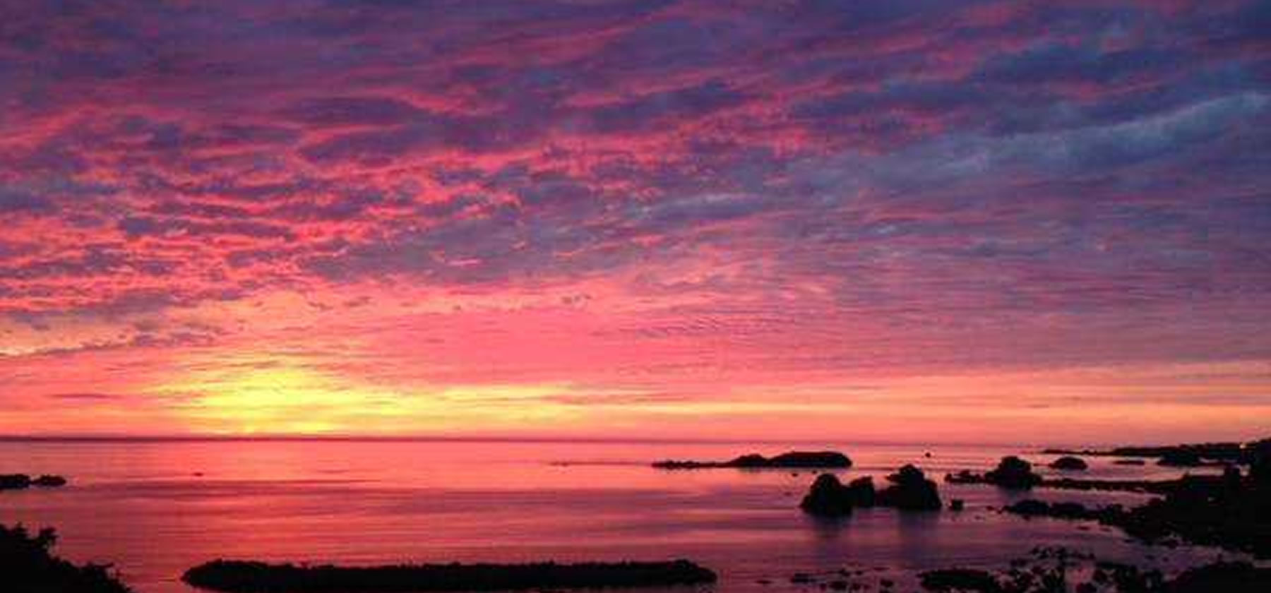 七浦荘 — 佐渡市橘 · 七浦海岸の岩礁に沈む日本海の夕日