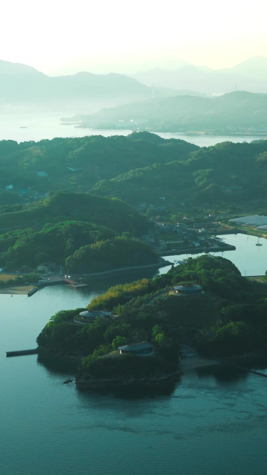 NOT A HOTEL SETOUCHI — 広島・佐木島 · BIG設計、瀬戸内の斜面に建つ版築のヴィラ