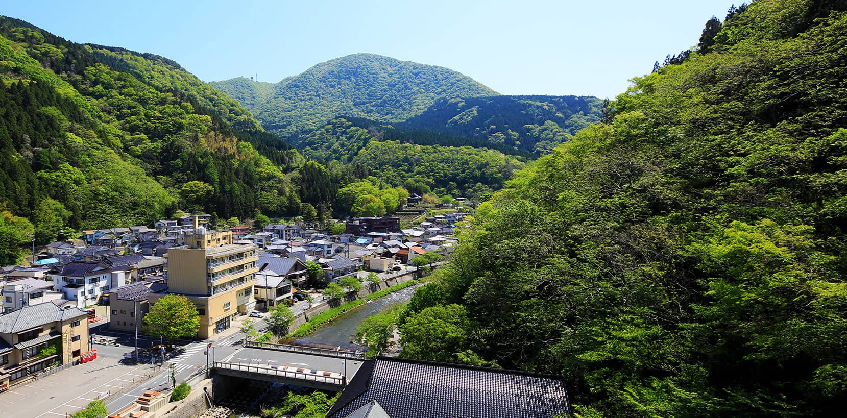 あつみ温泉 萬国屋 — 鶴岡市湯温海 · 新緑の渓谷に広がるあつみ温泉郷