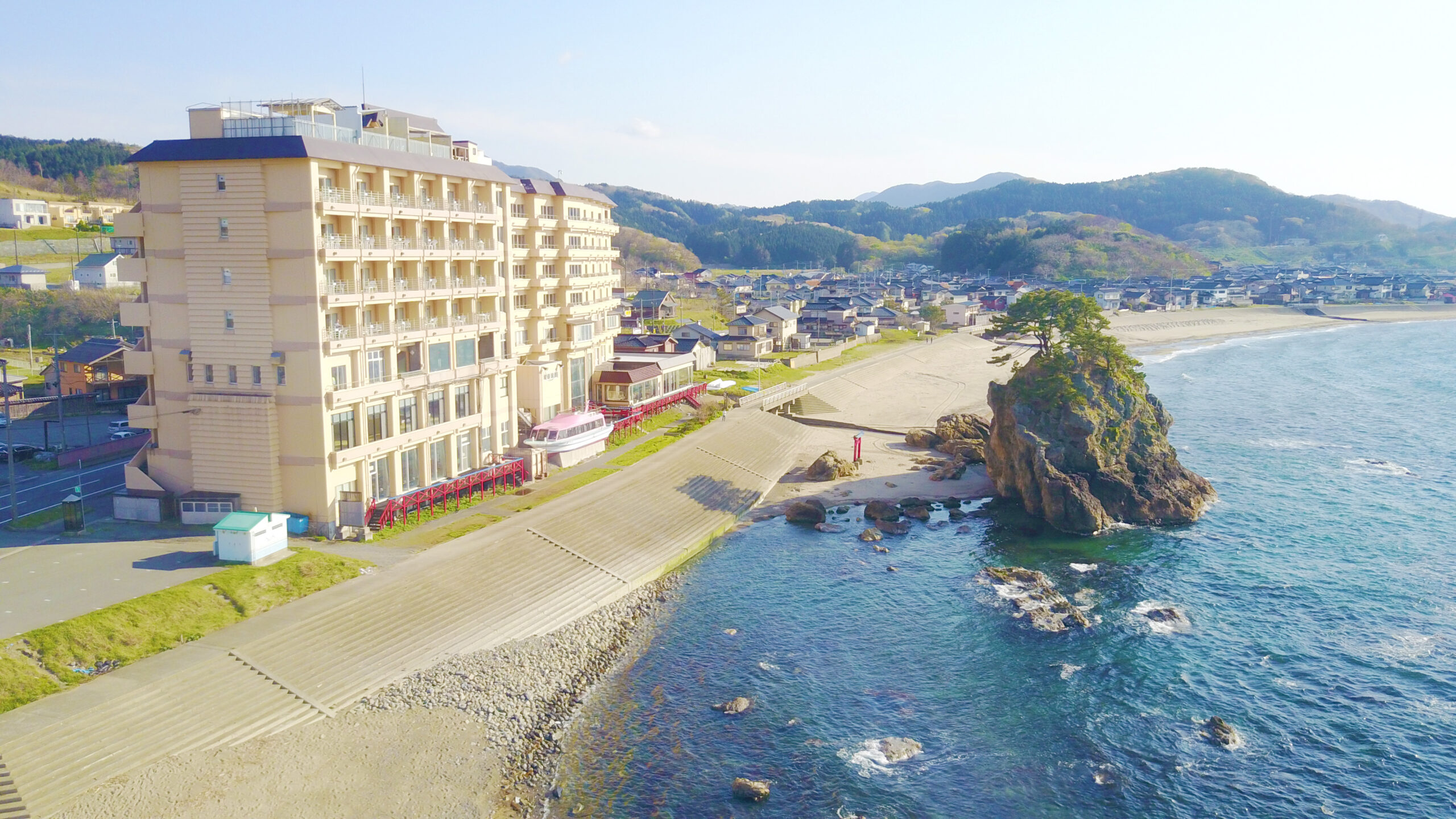 由良温泉 ホテル八乙女 — 鶴岡市由良 · 白山島と日本海を望む海岸沿いの一軒宿