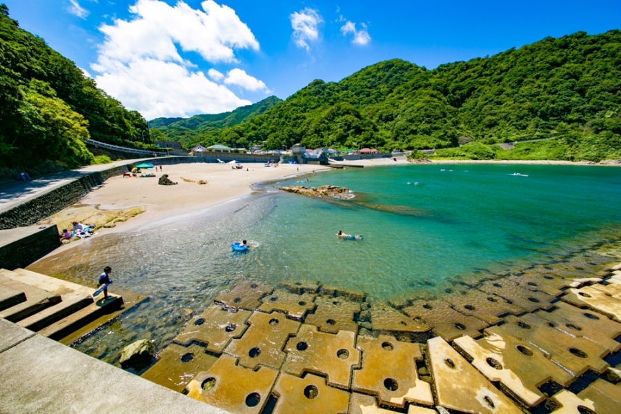 温泉民宿 大浜荘 — 松崎町石部 · 石部海岸のエメラルドの入江前、網元の海の幸と源泉かけ流し