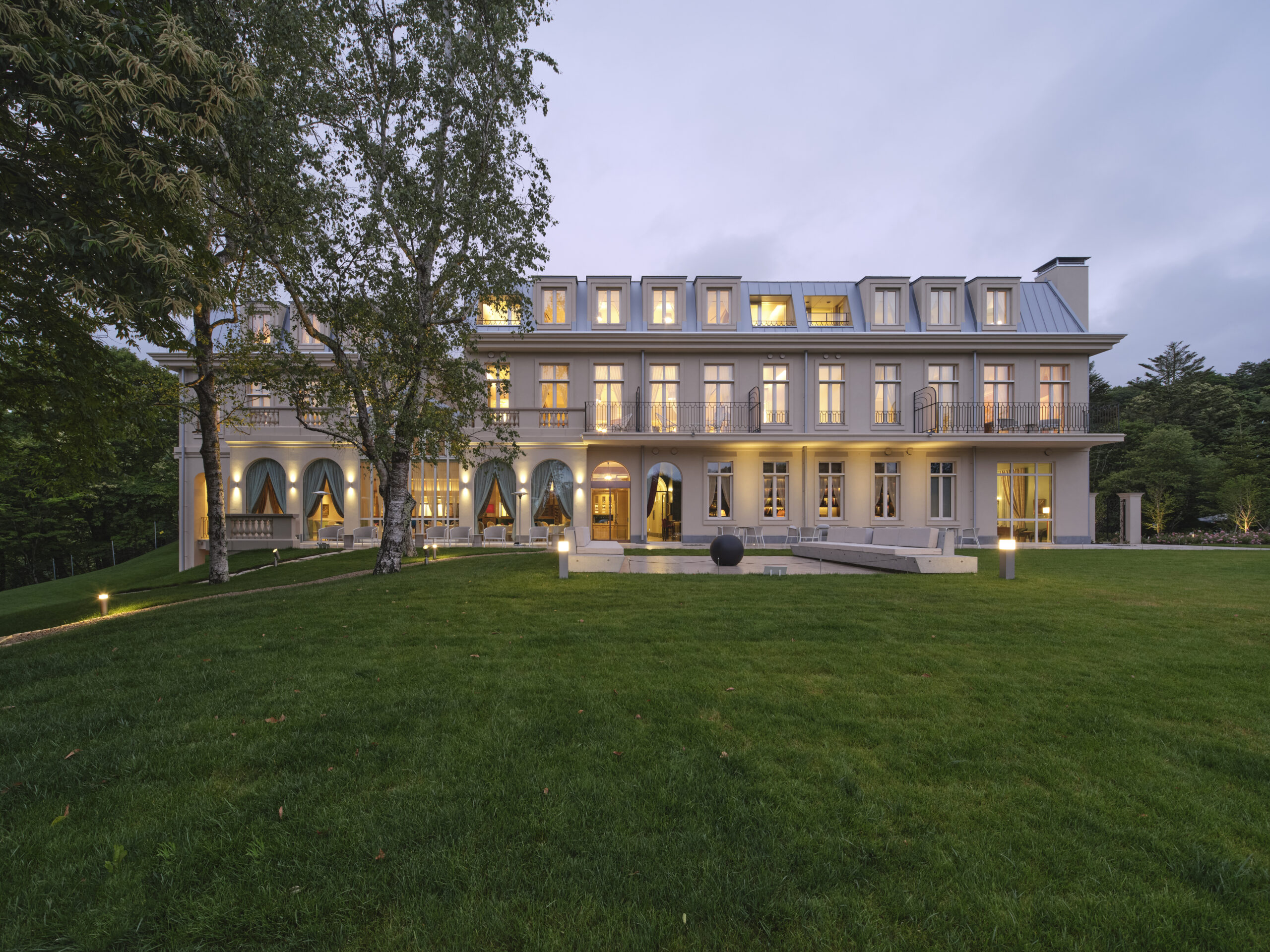 HÔTEL de L'ALPAGE — 長野・蓼科高原 · 標高約1450mのフレンチオーベルジュ、夕暮れの外観
