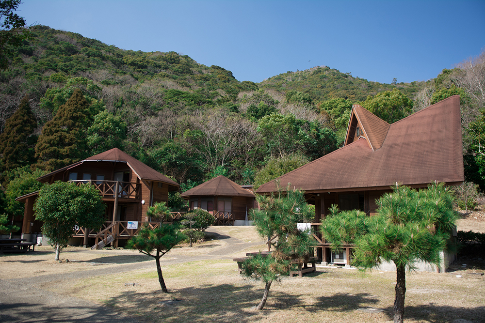 下阿蘇ビーチリゾート 浜木綿村 — 延岡市・北浦・下阿蘇ビーチ · 下阿蘇ビーチ直結、松林のケビン群