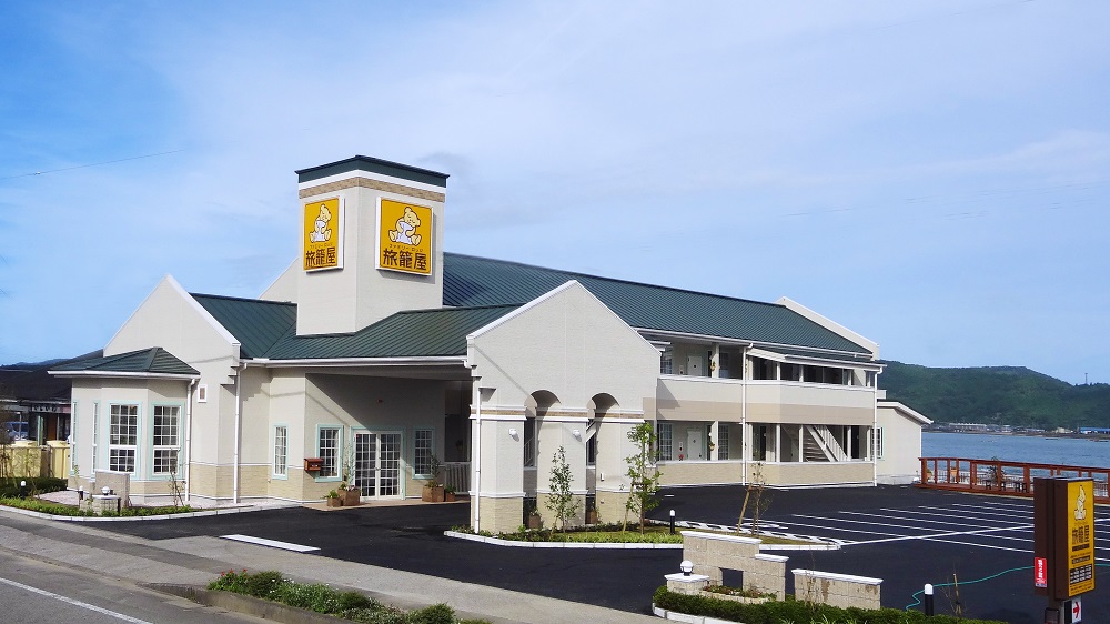 ファミリーロッジ旅籠屋・日向門川店 — 門川町・門川・庵川湾 · 入江を背にしたロードサイド、リアス周遊の起点