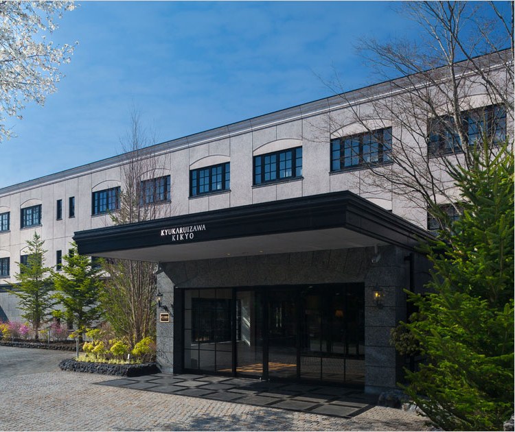 旧軽井沢KIKYOキュリオ・コレクションbyヒルトン — 長野・軽井沢 · 標高約1000mの旧軽井沢、桜咲くエントランス