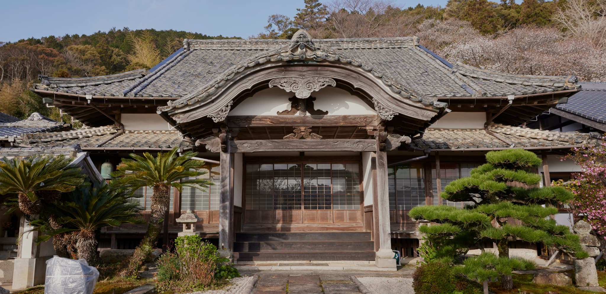 宿坊 対馬西山寺 — 対馬・厳原 · 厳原港を見下ろす高台に建つ寺院の本堂、対馬独特の石垣が残る宿坊