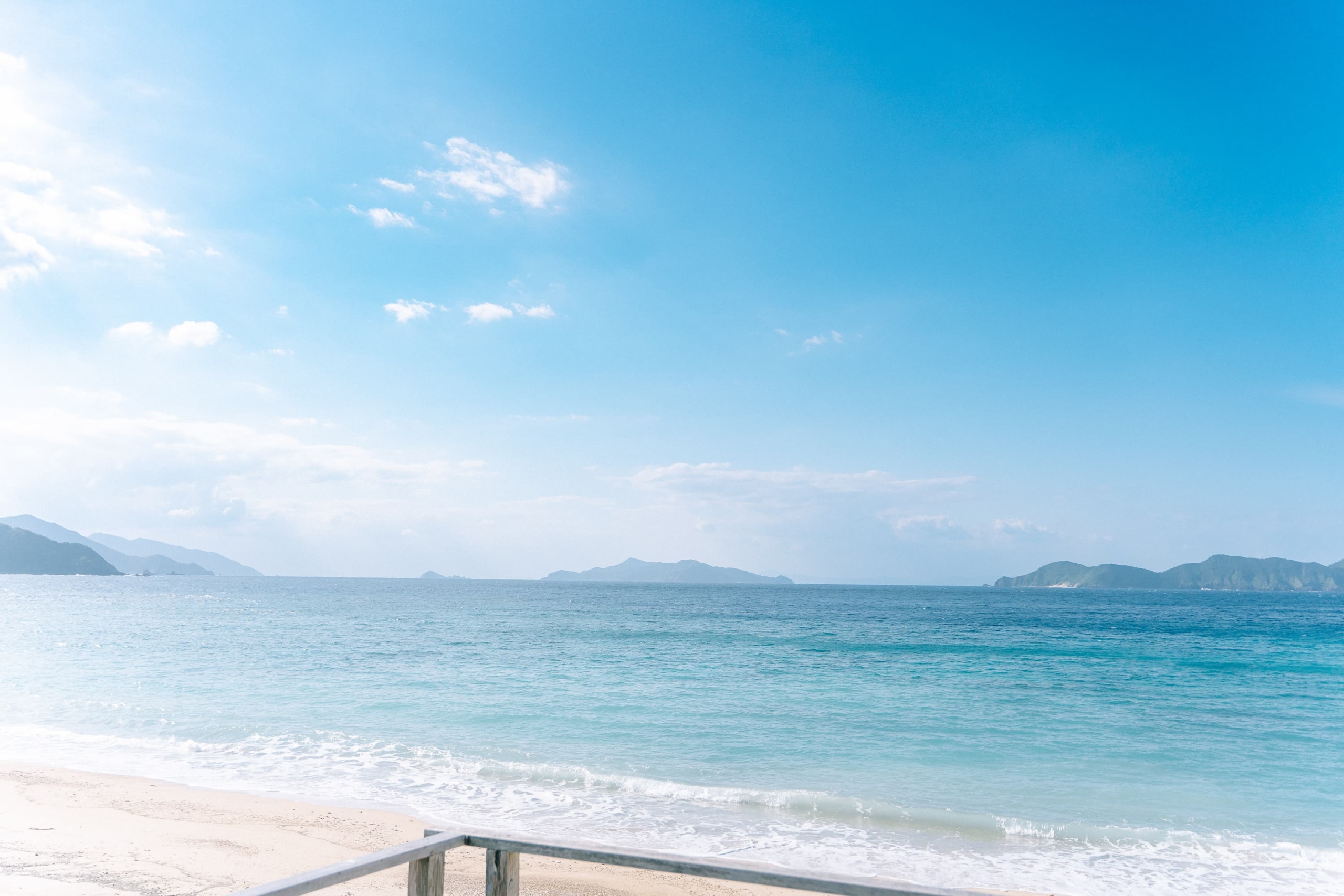 伝泊 海みる屋根の宿 — 加計呂麻島・須古茂集落 · 屋根の上に広縁を備えた一棟貸し古民家