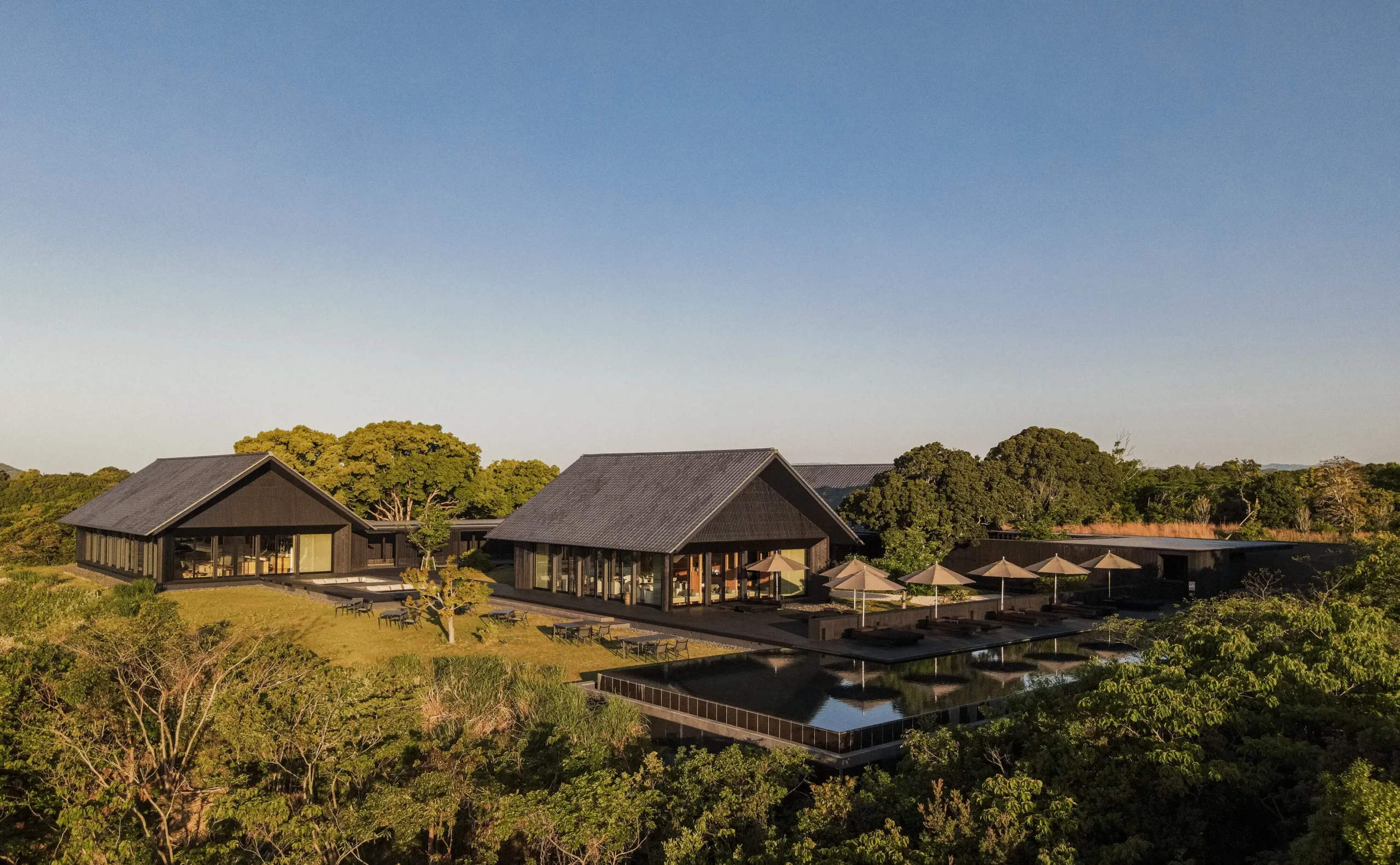 アマネム — 三重県志摩市浜島町 · 英虞湾を望む本館棟、温泉宿の様式と現代建築の融合