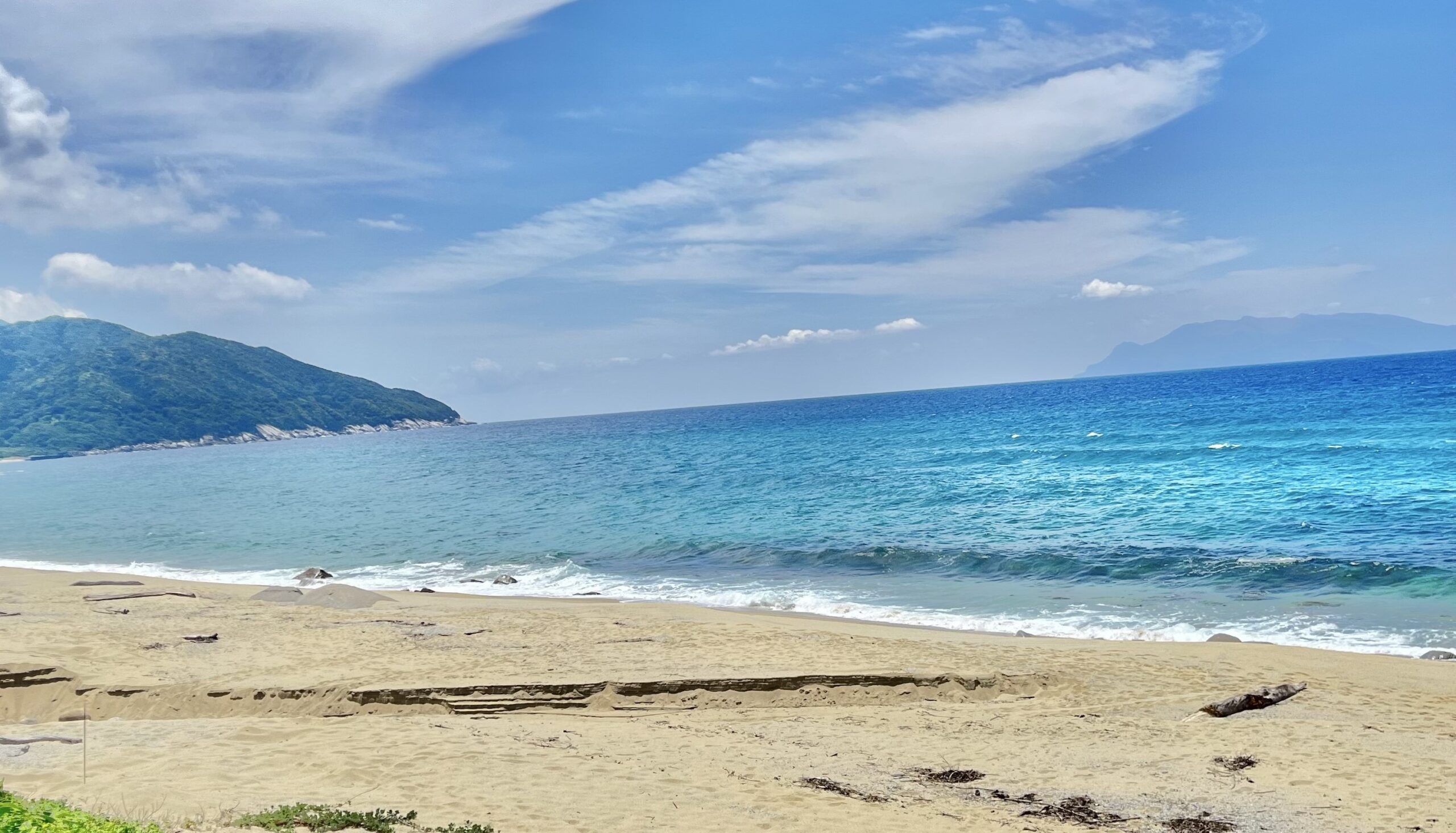 海亀のくる宿 マリンブルー屋久島 — 屋久島・永田 · 海亀上陸地の永田いなか浜の正面、海側客室はバルコニーから直接浜辺へ