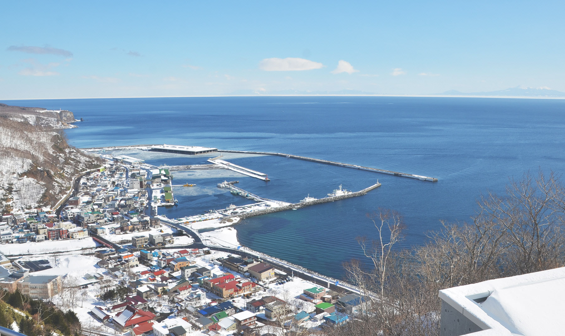 知床サライ — 羅臼町礼文町・国後島を正面に望む海前の小宿