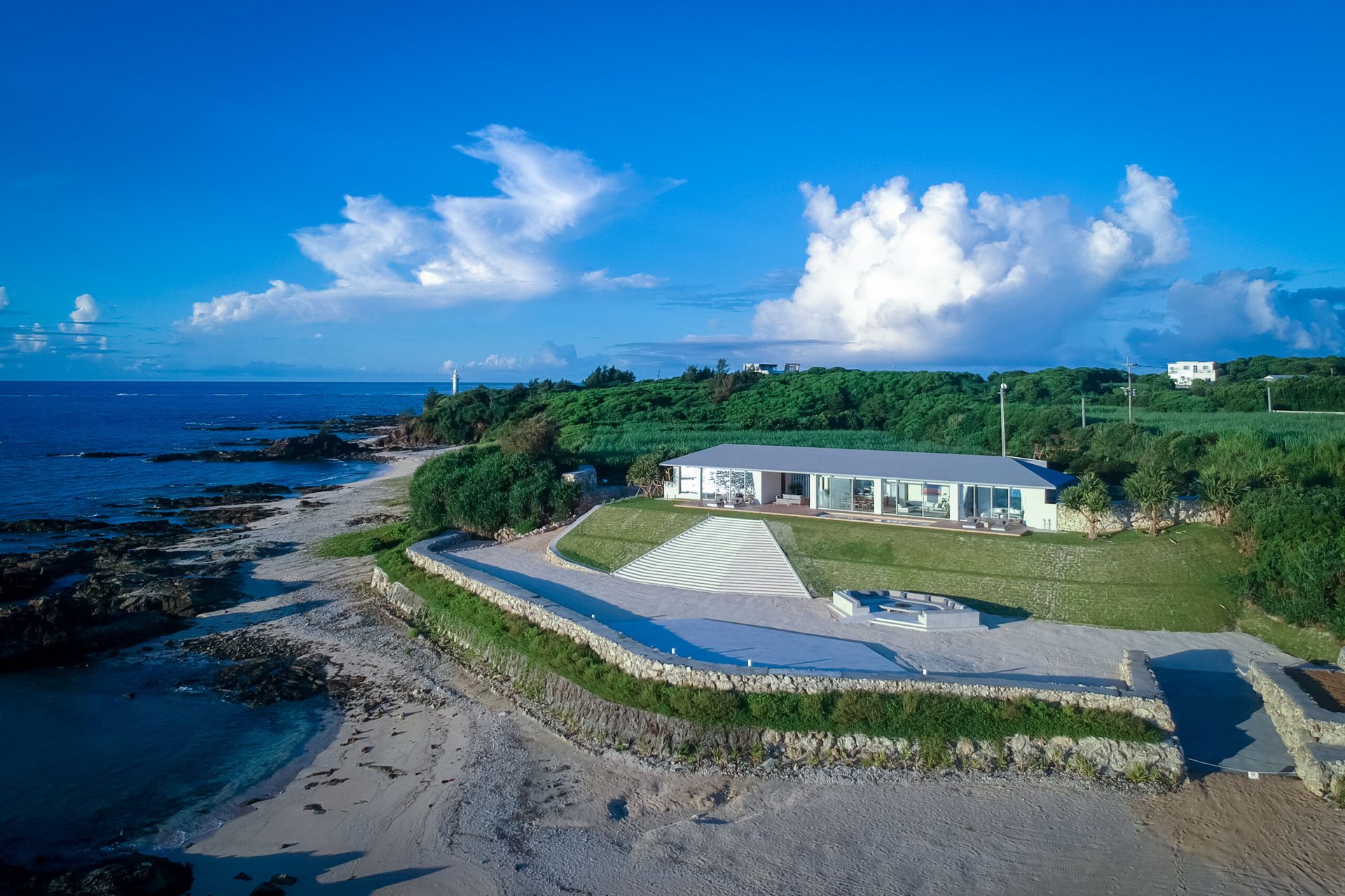 St.Maire YORON — 与論島・麦屋赤崎 · 崖上に建つ1日1組限定の最高級一棟貸しヴィラ、眼下にエメラルドの海