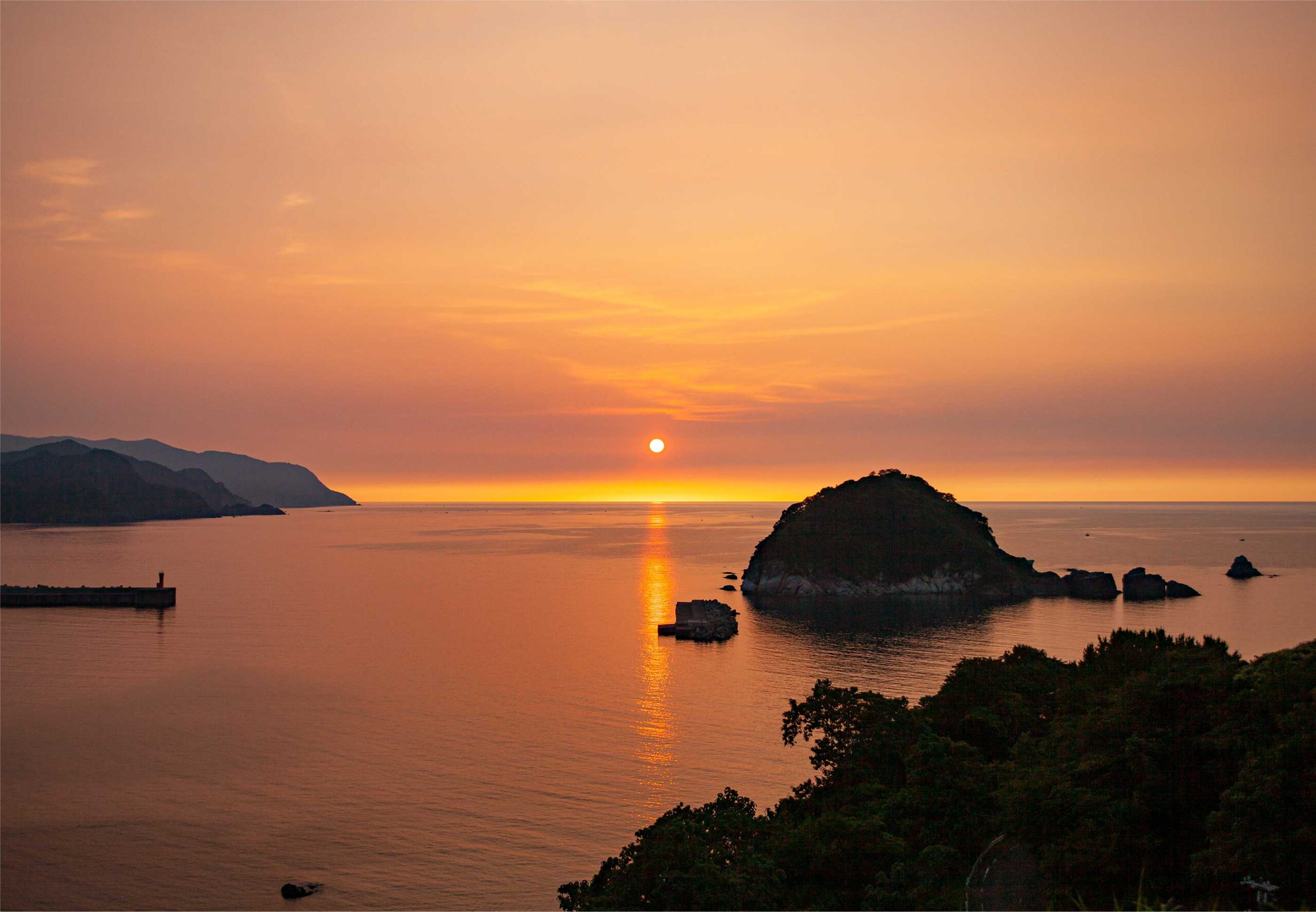夕凪の丘 — 香住・今子浦 · 日本海に沈む夕陽とかえる島の岩礁を望む高台の宿