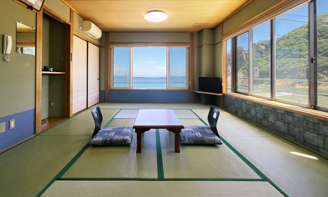 海べのおやど 丸文 — 浜坂・諸寄 · 窓いっぱいに諸寄の海が広がる和室客室