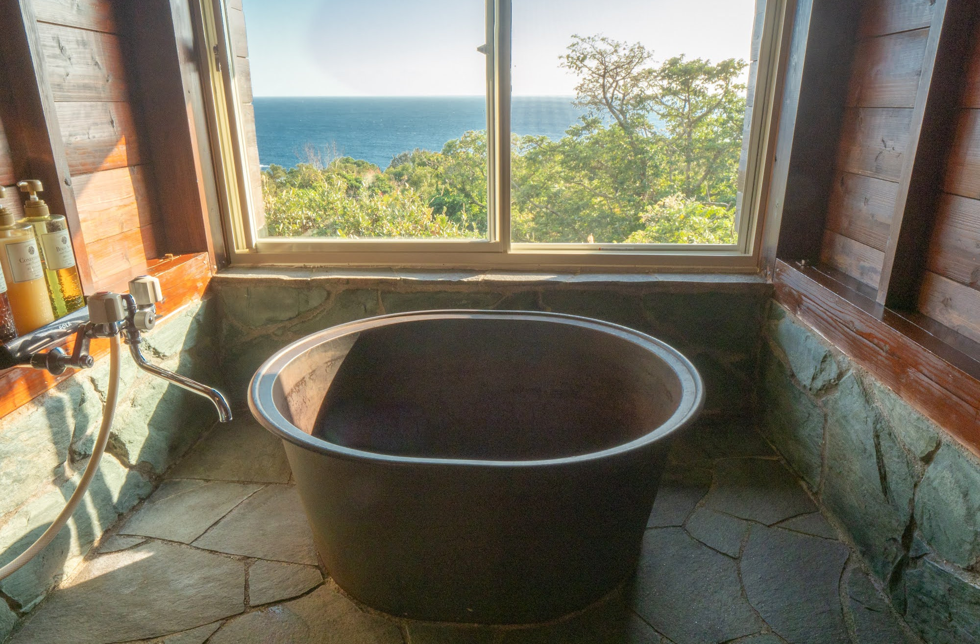 TIDA Resort Yakushima — 屋久島・湯泊 · 屋久島地杉で建てた独立コテージ4棟、全棟オーシャンビュー