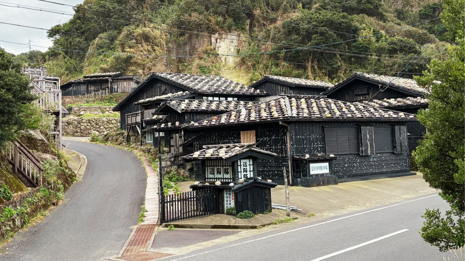 送陽邸 — 鹿児島・屋久島町永田 · ウミガメ産卵地のいなか浜に建つ古民家移築の海辺の宿
