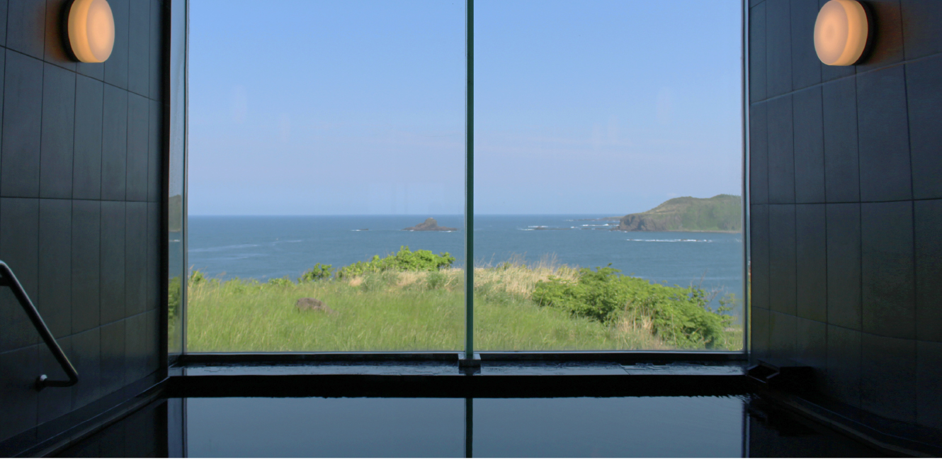 海と入り陽の宿 帝水 — 戸賀湾を見渡す展望温泉 · 日本海に開いた湯舟
