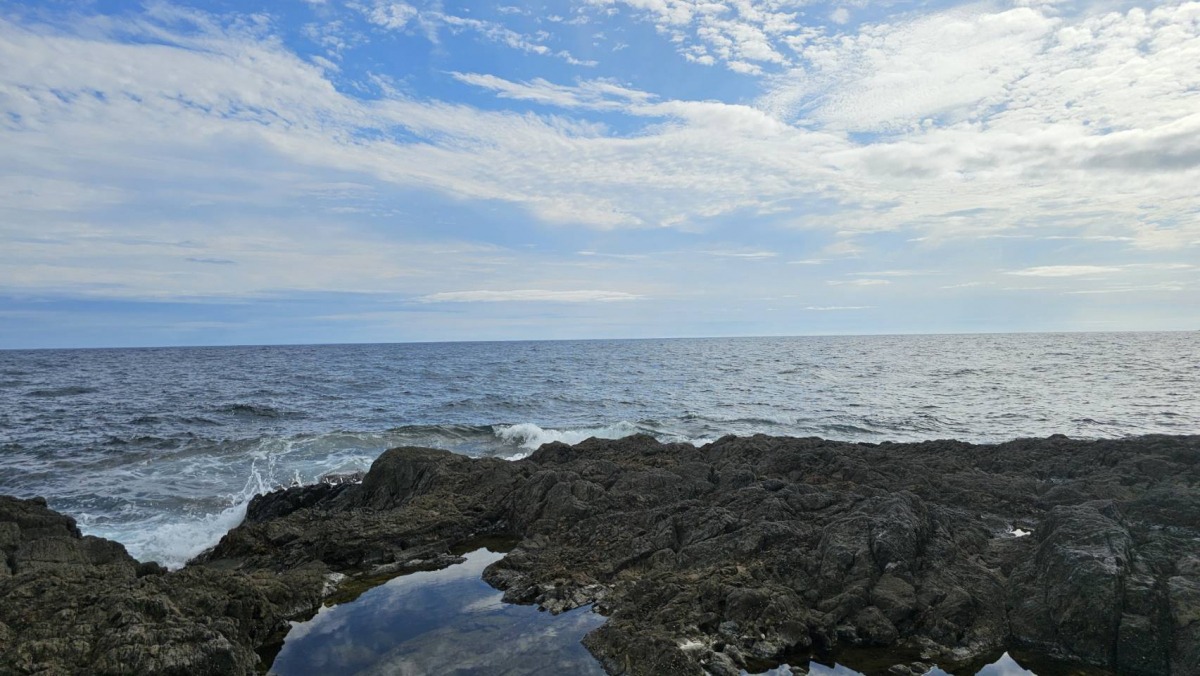 飛島 — 集落と海岸線、日本海に浮かぶ周囲約10キロの島影