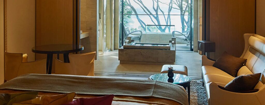 THE HIRAMATSU HOTELS & RESORTS 賢島 — 志摩・賢島 · 英虞湾を望む別棟の半露天風呂付き客室