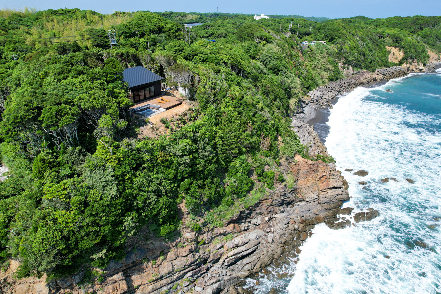 UMIBE IseShima — 志摩・大王町船越 · 約1000坪の岬に2棟だけが浮かぶ海辺の一棟貸し
