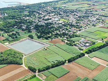 多良間島 — サトウキビ畑と海に囲まれた、夢パティオたらまが建つ塩川集落の俯瞰