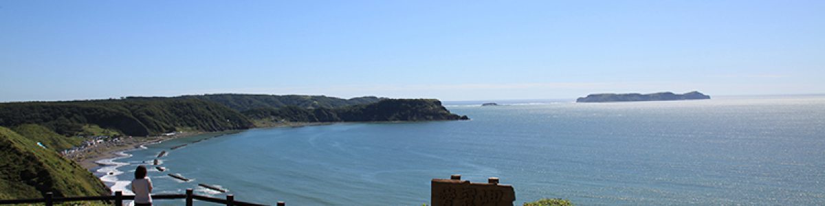 遠藤旅館 — 厚岸町湾月 · 愛冠岬から厚岸湾と大黒島を望む海岸線