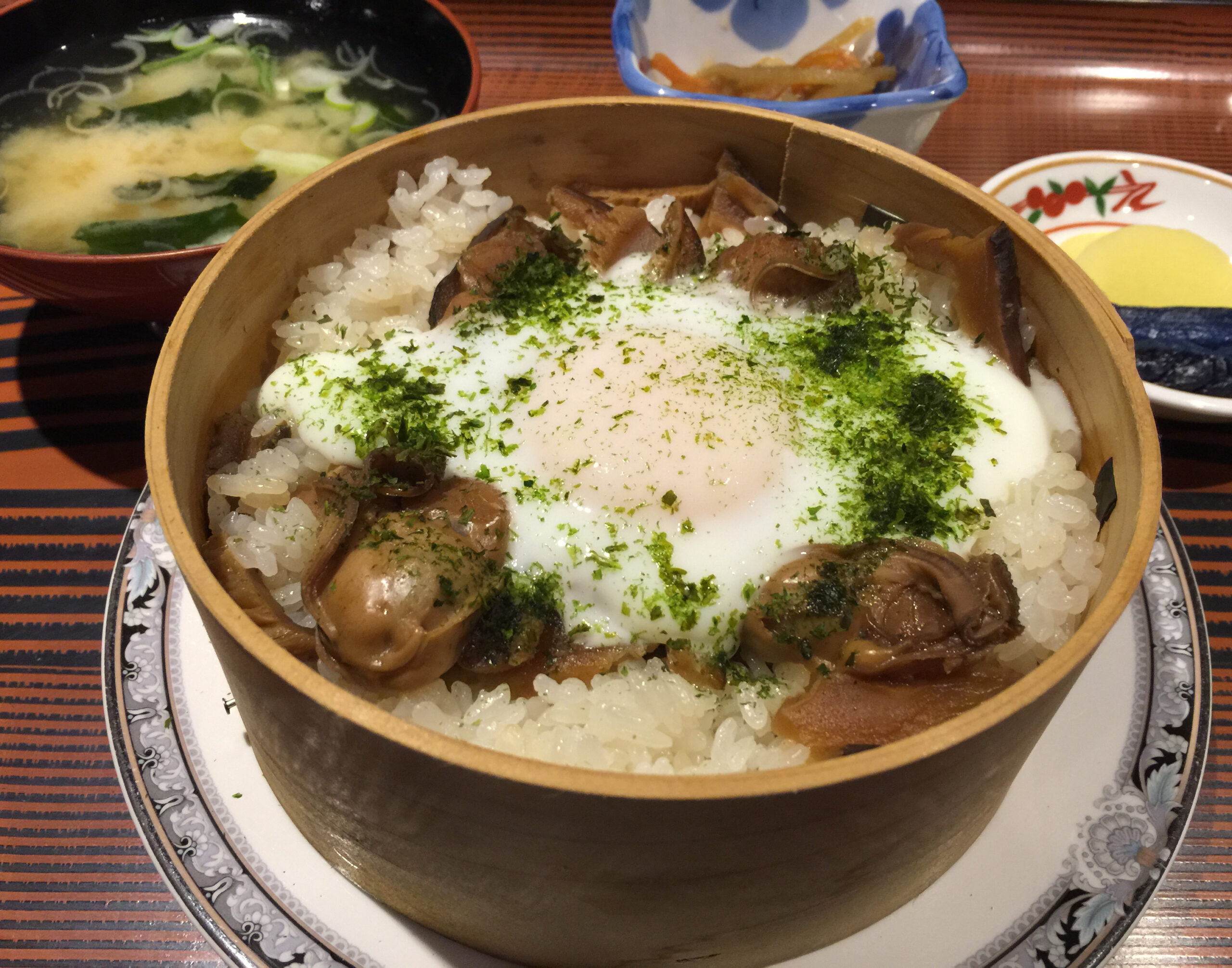 ホテル五味 — 厚岸町・厚岸駅前 · 厚岸産カキえもんと温泉卵を重ねた牡蠣飯