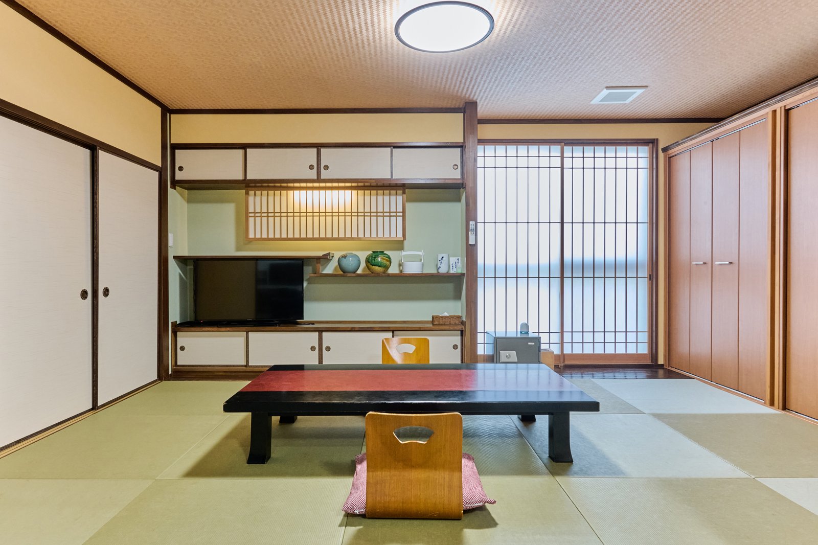 下田温泉 味の宿 海王亭 — 熊本・天草市天草町 · 障子の向こうに東シナ海を望む和室