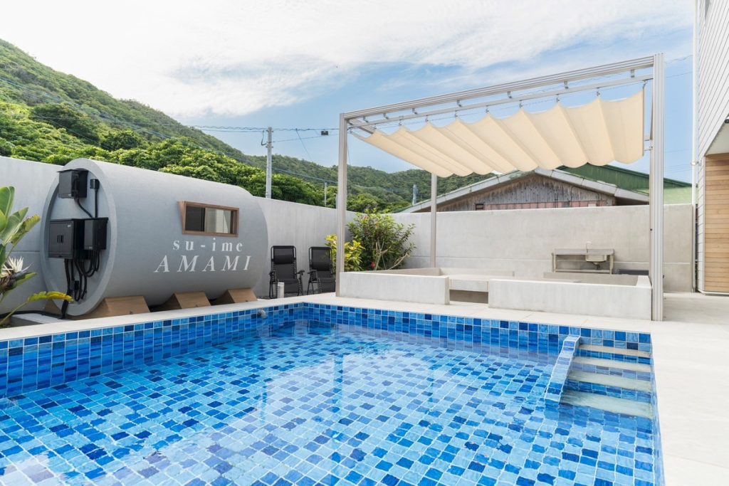 Private villa su-ime — 笠利町用 · 用ビーチ前に建つ通年温水プライベートプール付きの一棟貸しヴィラ