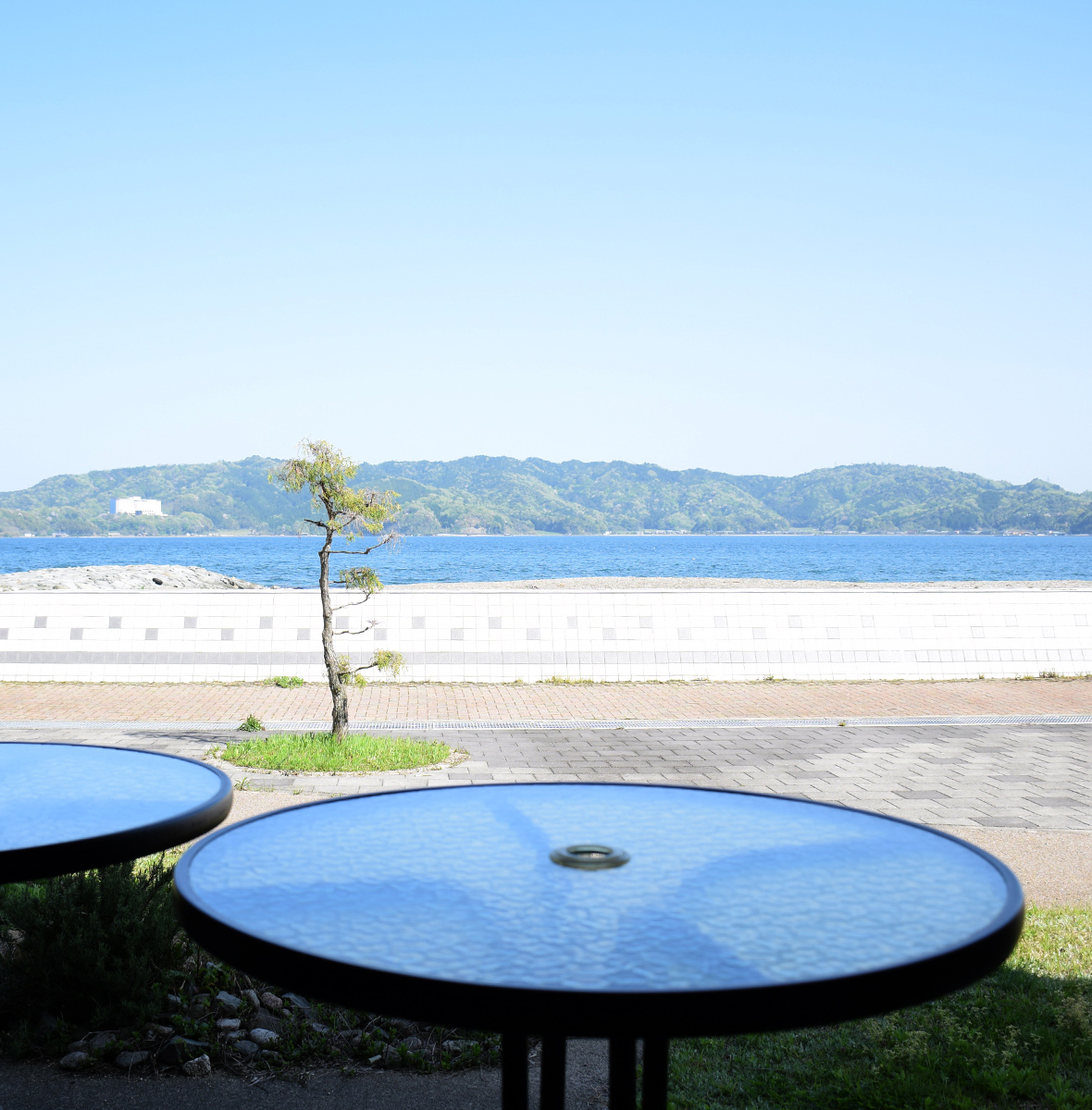 余花の宿 花笑舞 — 宮津・江尻 · 阿蘇海に面したテラスから内海と松並木を望む海辺のオーベルジュ